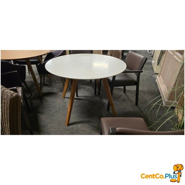 Ronde tafel met wit bovenblad