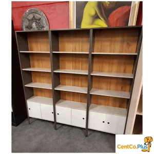 Vintage smalle metalen kast