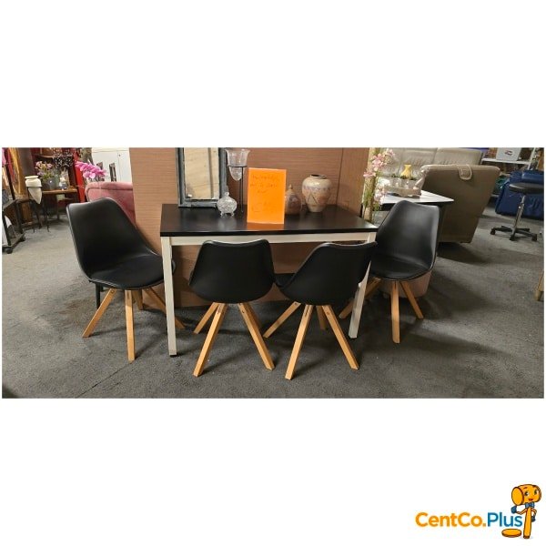 keukentafel met 4 zwarte stoelen