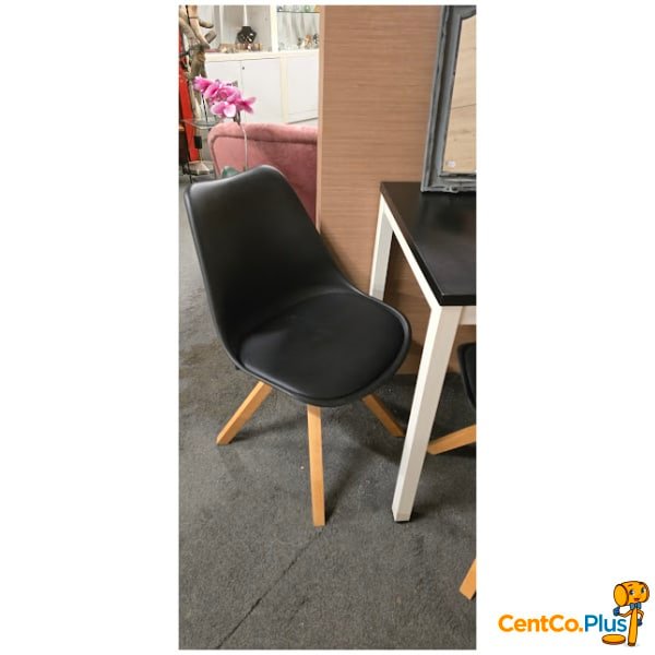 keukentafel met 4 zwarte stoelen