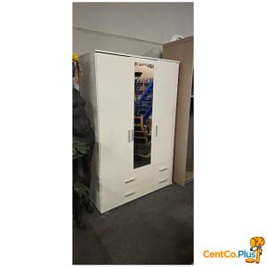 Witte kleerkast
