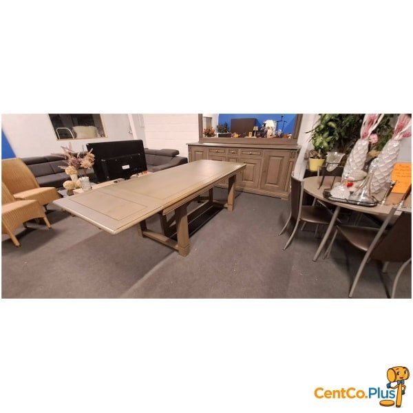 eetkamer met grote spiegel