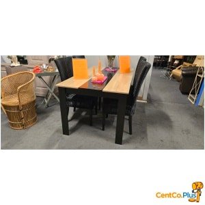 eetkamertafel met zwart onderstel