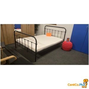 Zwart metalen bed