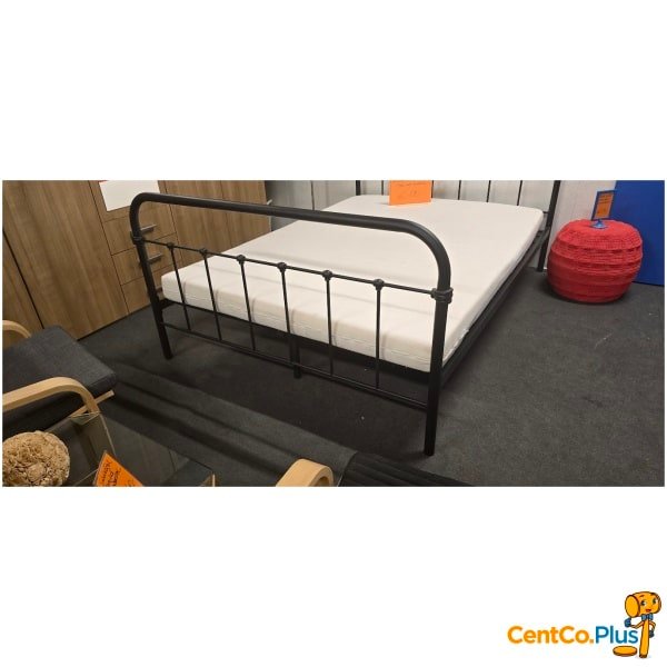 Zwart metalen bed