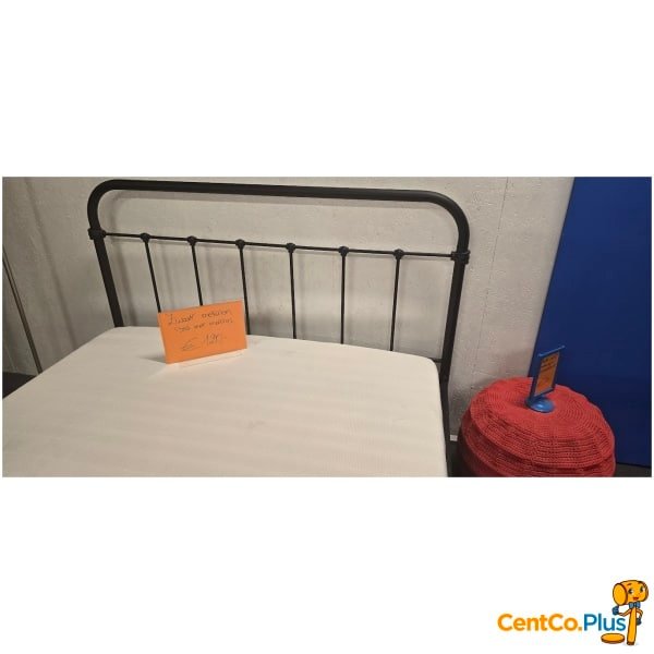Zwart metalen bed