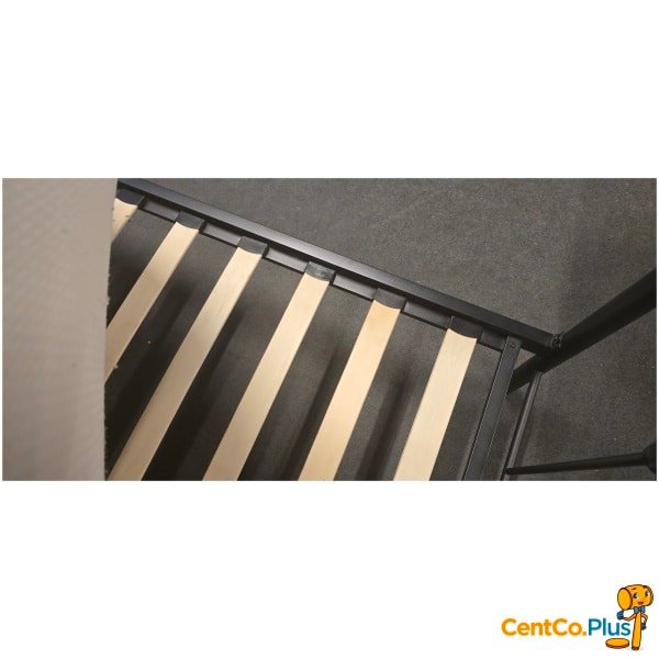 zwart metalen bed