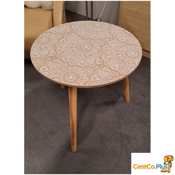 Rond bijzettafeltje met sierlijk patroon