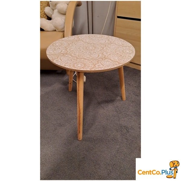 Rond bijzettafeltje met sierlijk patroon