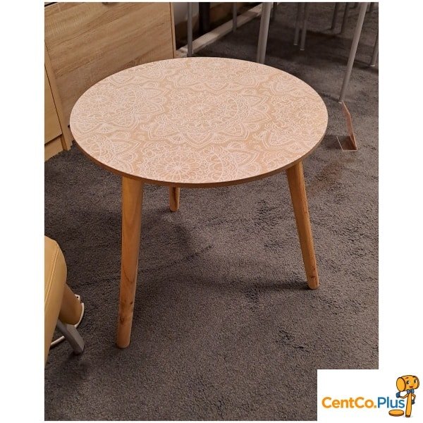 Rond bijzettafeltje met sierlijk patroon