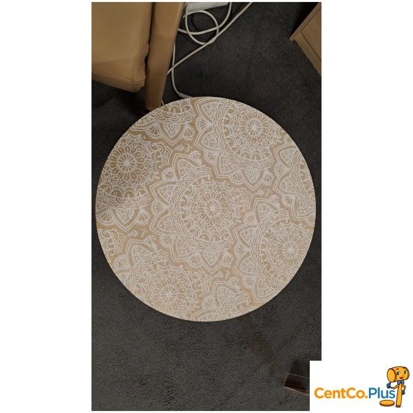 Rond bijzettafeltje met sierlijk patroon