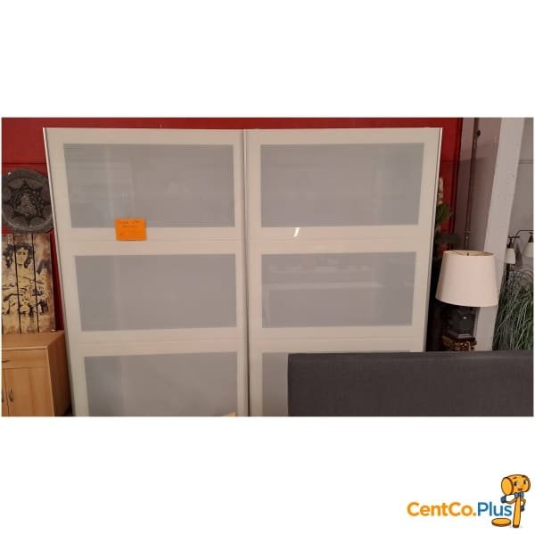 ruime witte kleerkast met schuifdeuren