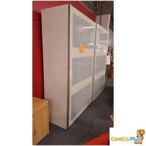 ruime witte kleerkast met schuifdeuren