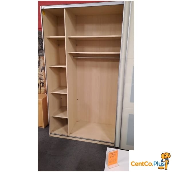 ruime witte kleerkast met schuifdeuren