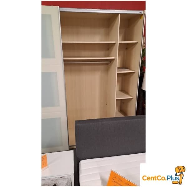 ruime witte kleerkast met schuifdeuren