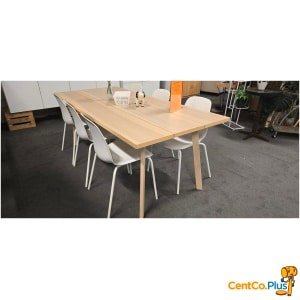 Moderne tafel met stoelen