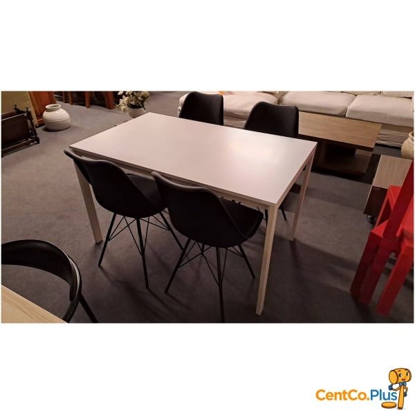 keukentafel met 4 zwarte stoelen