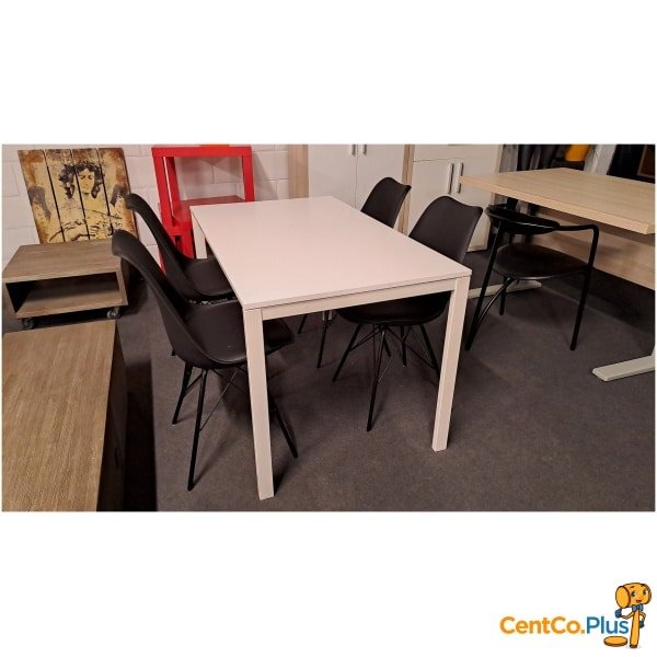 keukentafel met 4 zwarte stoelen