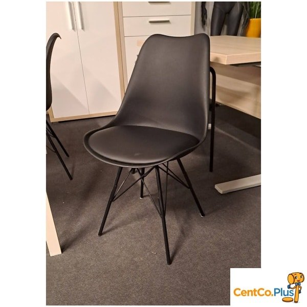 keukentafel met 4 zwarte stoelen