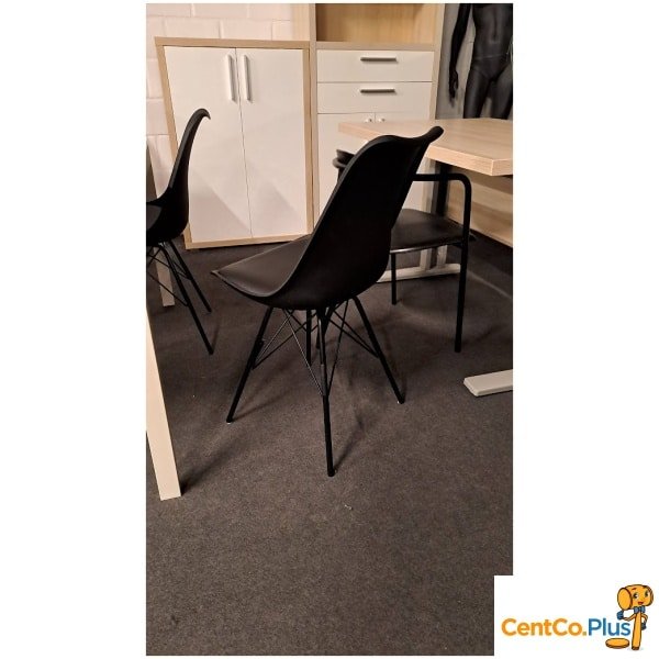 keukentafel met 4 zwarte stoelen