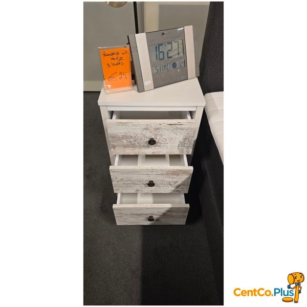 Landelijk wit bijzetkastje