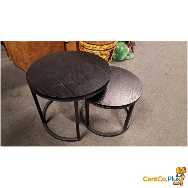 twee ronde salontafeltjes