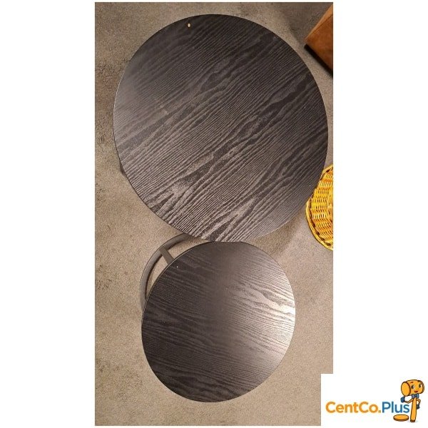 twee ronde salontafeltjes