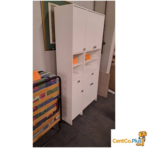 Smalle witte badkamerkast