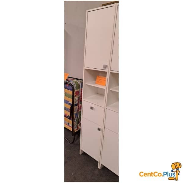 Smalle witte badkamerkast