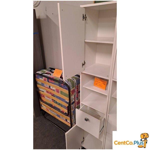 Smalle witte badkamerkast