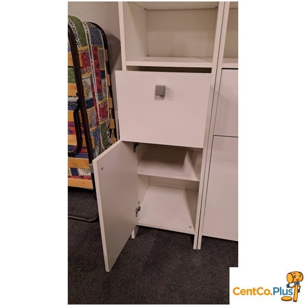 Smalle witte badkamerkast