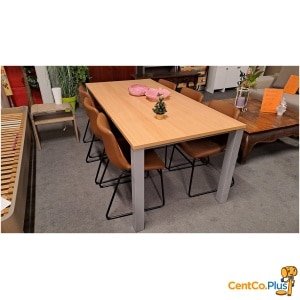 Degelijke eetkamertafel