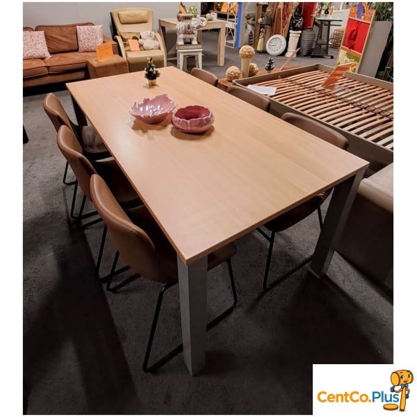 Degelijke eetkamertafel