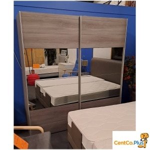 Moderne kleerkast met schuifdeuren en spiegel