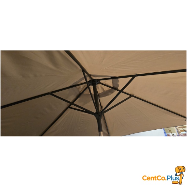 Beige parasol met draaisysteem