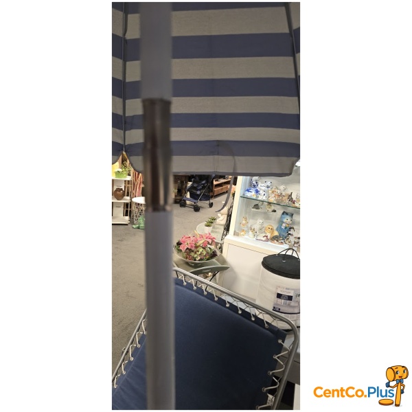 Blauw-wit gestreepte parasol