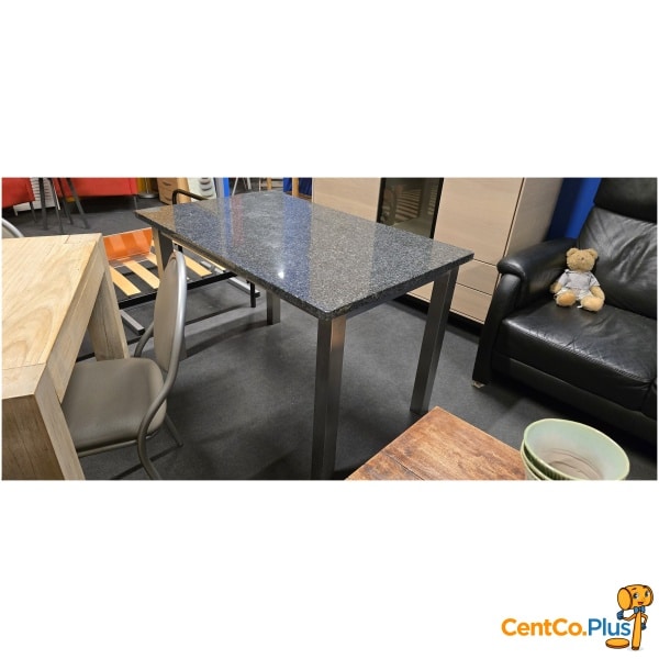 Tafel met marmeren blad