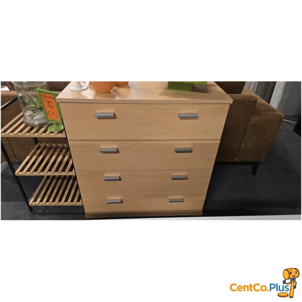 Commode met 4 lades in goede staat. Deze praktische commode biedt heel wat opbergruimte voor kleding, linnengoed of andere spullen. Dankzij de neutrale houtkleur past ze moeiteloos in een slaapkamer, dressing of bureau. ✔ 4 ruime lades ✔ Goede staat ✔ Neutrale houtkleur ✔ Stevige uitvoering ✔ Afmetingen: 78,5 x 39 x H 83 cm Een praktische en tijdloze commode met veel opbergruimte voor dagelijks gebruik.