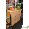 Commode met 4 lades in goede staat. Deze praktische commode biedt heel wat opbergruimte voor kleding, linnengoed of andere spullen. Dankzij de neutrale houtkleur past ze moeiteloos in een slaapkamer, dressing of bureau. ✔ 4 ruime lades ✔ Goede staat ✔ Neutrale houtkleur ✔ Stevige uitvoering ✔ Afmetingen: 78,5 x 39 x H 83 cm Een praktische en tijdloze commode met veel opbergruimte voor dagelijks gebruik.