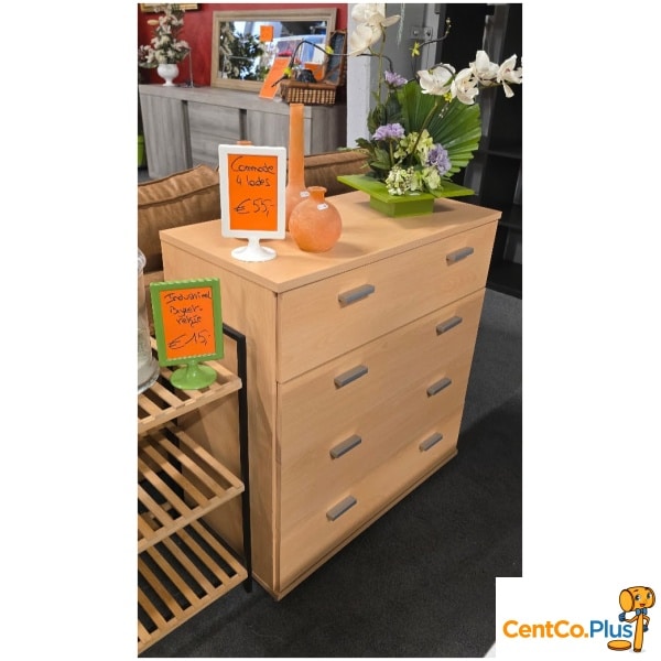 Commode met 4 lades in goede staat. Deze praktische commode biedt heel wat opbergruimte voor kleding, linnengoed of andere spullen. Dankzij de neutrale houtkleur past ze moeiteloos in een slaapkamer, dressing of bureau. ✔ 4 ruime lades ✔ Goede staat ✔ Neutrale houtkleur ✔ Stevige uitvoering ✔ Afmetingen: 78,5 x 39 x H 83 cm Een praktische en tijdloze commode met veel opbergruimte voor dagelijks gebruik.