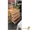 Commode met 4 lades in goede staat. Deze praktische commode biedt heel wat opbergruimte voor kleding, linnengoed of andere spullen. Dankzij de neutrale houtkleur past ze moeiteloos in een slaapkamer, dressing of bureau. ✔ 4 ruime lades ✔ Goede staat ✔ Neutrale houtkleur ✔ Stevige uitvoering ✔ Afmetingen: 78,5 x 39 x H 83 cm Een praktische en tijdloze commode met veel opbergruimte voor dagelijks gebruik.