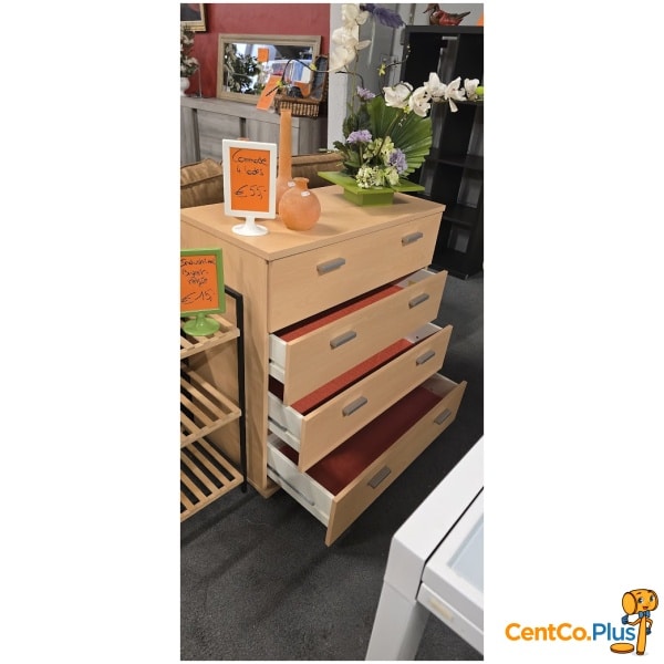 Commode met 4 lades in goede staat. Deze praktische commode biedt heel wat opbergruimte voor kleding, linnengoed of andere spullen. Dankzij de neutrale houtkleur past ze moeiteloos in een slaapkamer, dressing of bureau. ✔ 4 ruime lades ✔ Goede staat ✔ Neutrale houtkleur ✔ Stevige uitvoering ✔ Afmetingen: 78,5 x 39 x H 83 cm Een praktische en tijdloze commode met veel opbergruimte voor dagelijks gebruik.