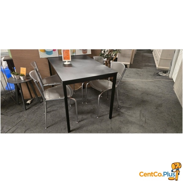 Zwarte keukentafel