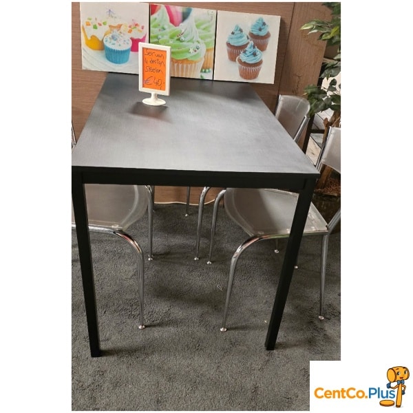 Zwarte keukentafel