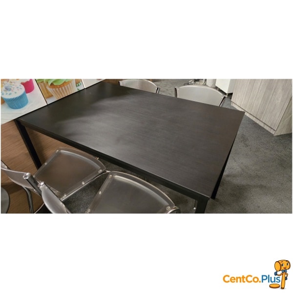 Zwarte keukentafel