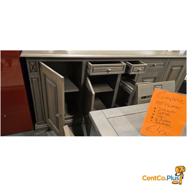 Complete eetkamer