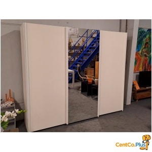 Witte kleerkast met spiegel