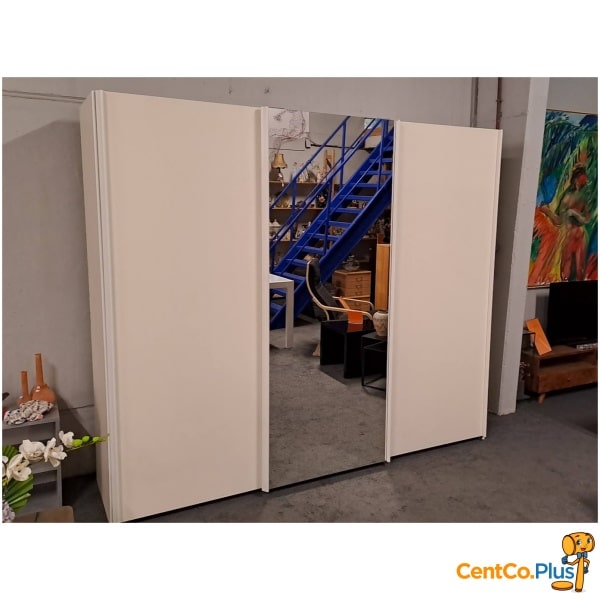 Witte kleerkast met spiegel
