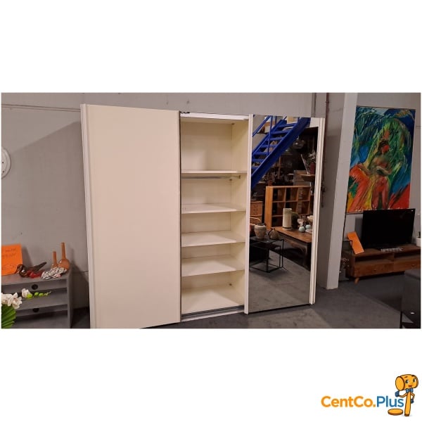 Witte kleerkast met spiegel