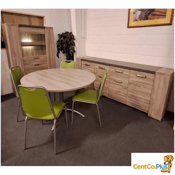 Moderne eetkamer met ronde tafel